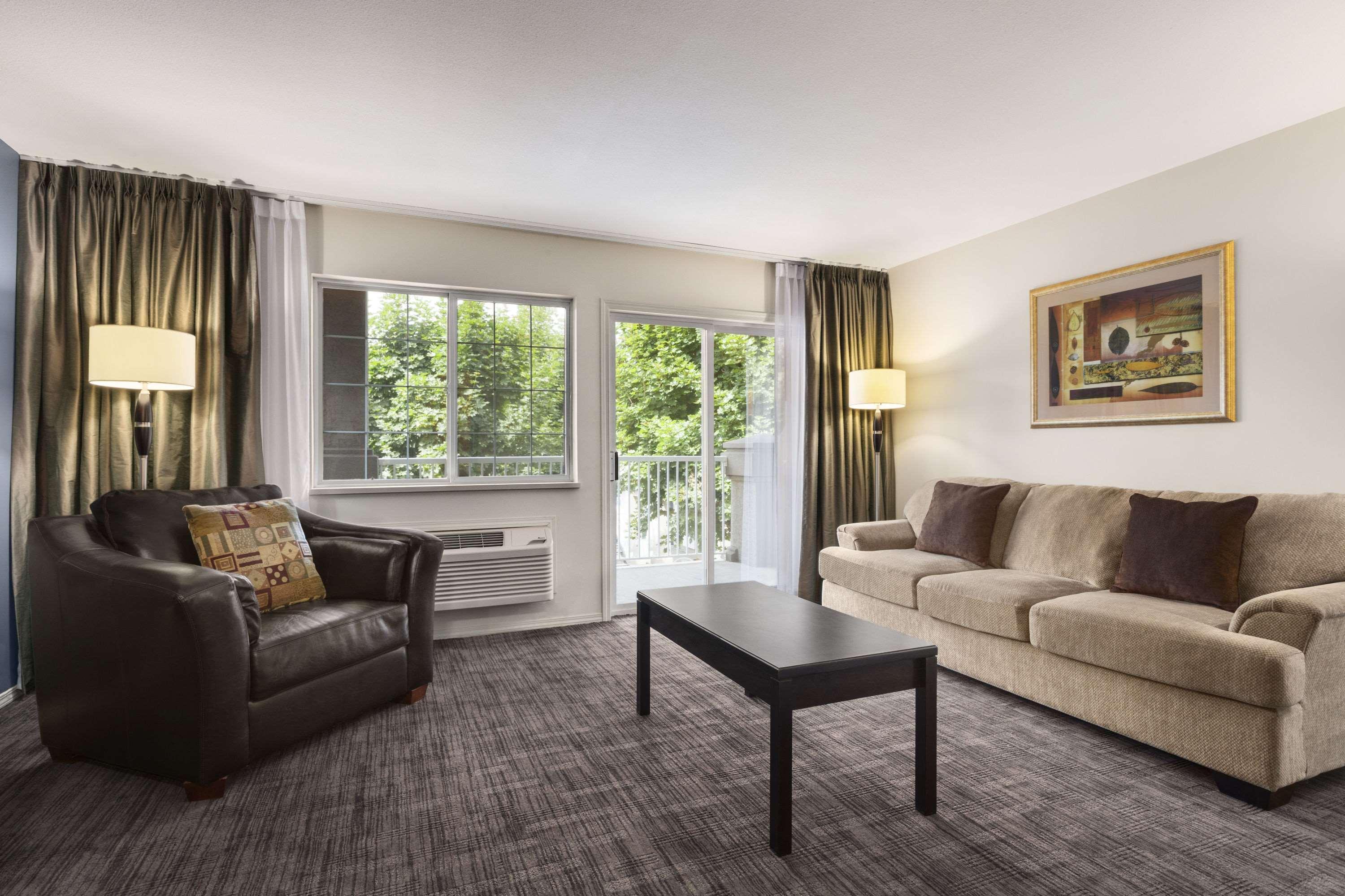 Days Inn By Wyndham Kelowna Exteriör bild