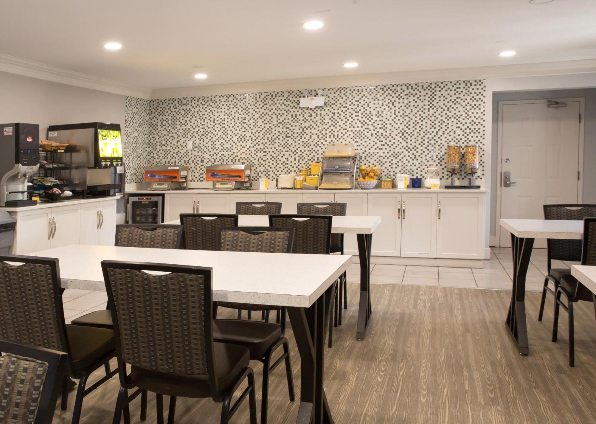 Days Inn By Wyndham Kelowna Exteriör bild